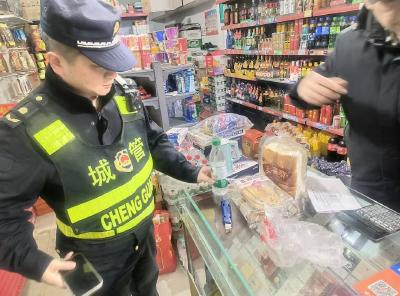 路边拦车老人遇困  咸安城管暖心护送