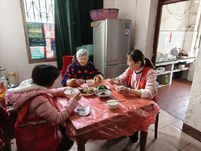 温泉街道：学雷锋亮灯行动 暖心守护独居老人  