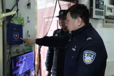 新学期“警”相随 咸安公安开启暖心“护学”之旅