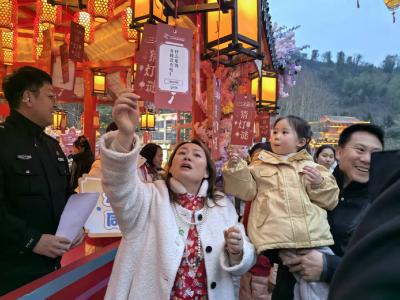 咸安：“禁毒灯谜”闪亮三元庙会 