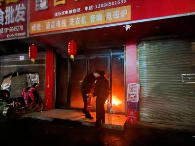 违规充电引发火情 咸安警方快速反应成功处置