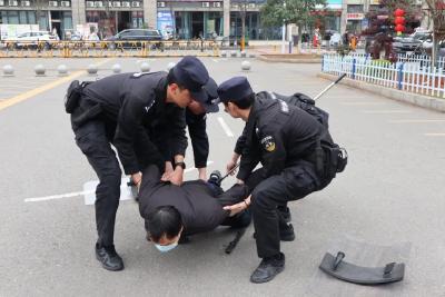 咸安公安走进校园开展 “最小作战单元”实战演练