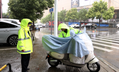 向乱停乱放说“不”！咸安城管集中整治非机动车迎“咸马”