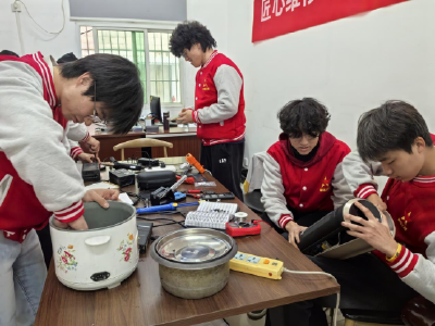 温泉街道岔路口社区：校社联动 家电维修暖民心