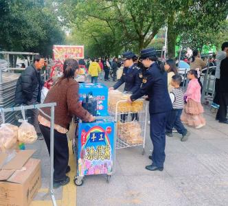 咸安城管：护咸马赛道 展城管担当