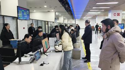 区商务局开展“一把手坐窗口”现场办公活动