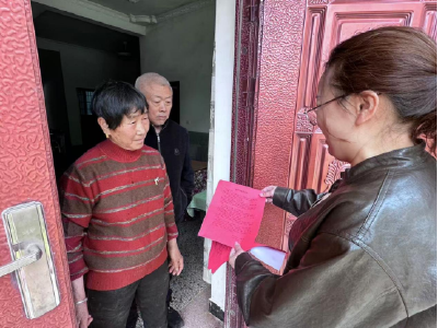 向阳湖镇开展“文明祭祀·绿色清明”入户宣传活动