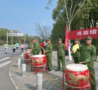 咸宁马拉松开跑，老兵用呐喊传递城市温度