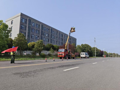 咸安城管：开展路灯集中检修 守护夜间出行安全