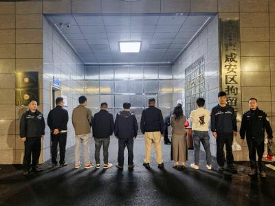 咸安公安连夜捣毁聚众赌博窝点，依法处置10人！