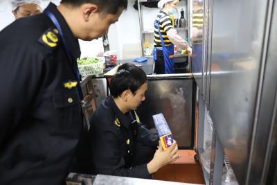 守护“舌尖上的安全”！区市场监管局突击检查外卖食品安全 