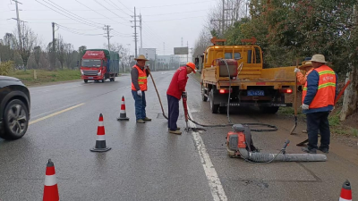区交通局：雨季攻坚春养忙 精修细护保畅通