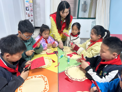 凤凰社区：校社携手润童心 “五老”助力伴成长