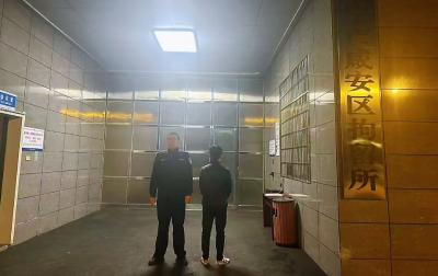 深夜撬超市行窃，流窜男子当场被擒