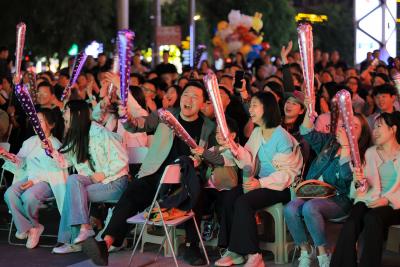 组图：“楚超”夜战燃情时，咸宁球迷隔空助威家乡队