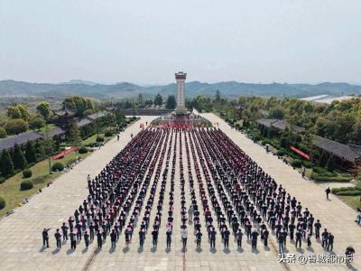 咸宁高中千余学子徒步祭英烈