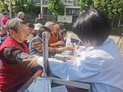 贺胜桥镇：关爱老年健康 乐享幸福生活