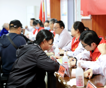 咸安开展“世界痛风日”主题义诊活动 把健康送到居民“家门口”