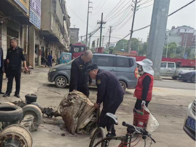 联合整治靓颜值 精细管控优环境--咸安城管开展107国道沿线市容专项整治