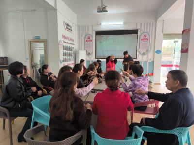 文笔路社区：巧手制彩灯 邻里暖人心