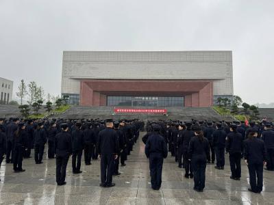 授旗砺精兵 守城护安宁 咸安区城市管理应急大队正式授旗成立