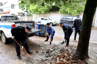咸安城管开展“清废行动” 还市民整洁环境