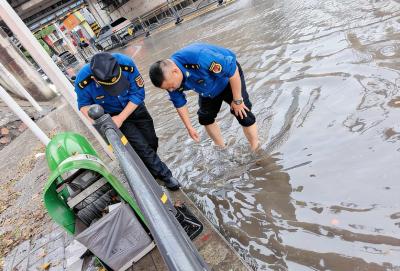 闻“雨”而动，蹚水清掏——咸安城管雨中疏通城市“毛细血管”