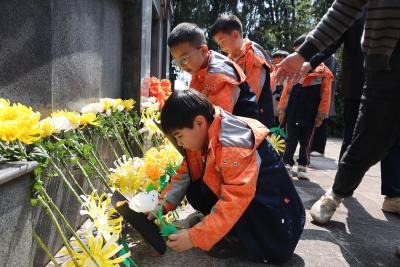 （不发 ）区中心幼儿园开展清明祭扫活动