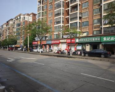 区城管执法局：及时处理路面油污 守护市民出行安全