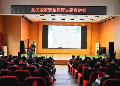 国家安全日宣讲进校园 咸安公安筑牢青春反诈防护墙