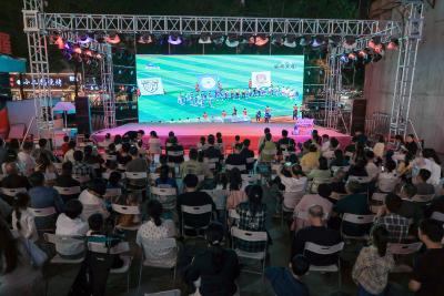 组图：咸宁球迷齐聚第二现场 隔空助威“楚超”家乡队