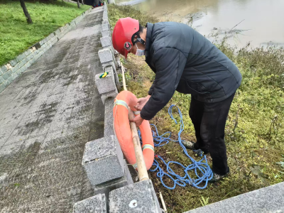 双龙社区：筑牢沿河安全防线 守护群众平安夏日