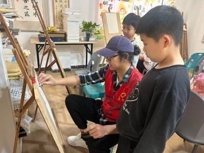 凤凰社区：公益美术课点亮孩子艺术成长路