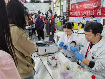 情系百家 食安万家 区公检中心开展食品安全进小区活动