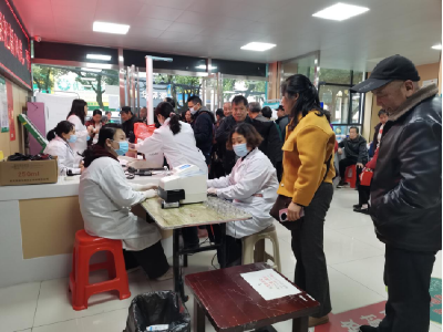 温泉街道泉塘社区：免费体检暖民心 关爱老人护健康  