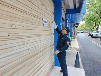 咸安城管联合多部门开展“牛皮癣”专项治理行动