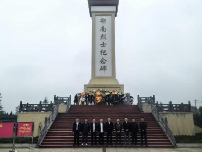 缅怀革命先烈 横沟桥镇商会开展清明节祭扫活动