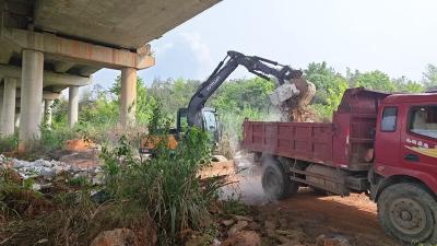 咸安城管：深挖隐蔽倾倒点 扫除盲区美环境