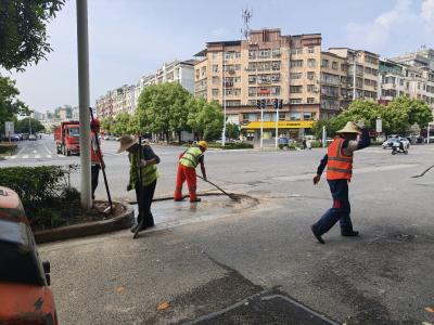 全力护航保平安 咸安城管解决青龙山高中出入口交通安全难题