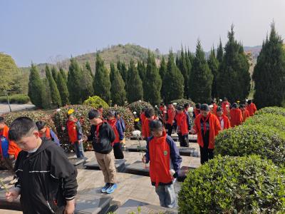 清明祭英烈 薪火永相传 向阳湖镇厚植校园红色情怀