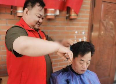 咸安：便民义剪进小区，“小剪刀”剪出浓浓敬老情