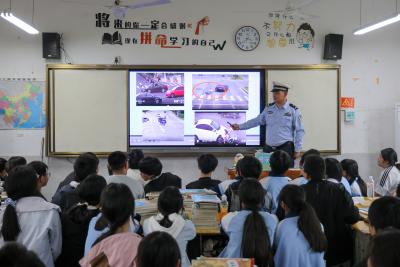 咸安交警走进校园 让知识从“耳边风”变“心中事”