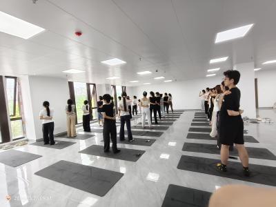 横沟桥镇高新社区开展公益瑜伽体验课