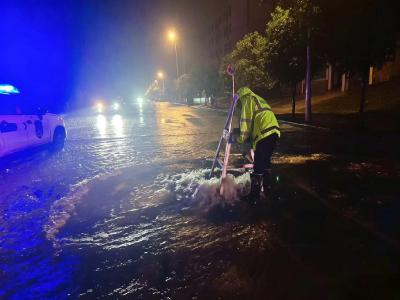 咸安城管雨夜值守，全力筑牢防汛安全线