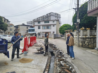 凤凰社区：“桂乡管家”解民忧，破损盖板换新颜