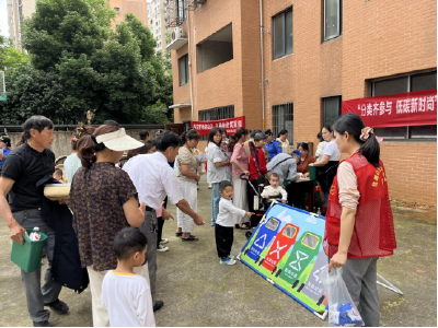 温泉街道岔路口社区：分类齐参与 低碳新时尚  