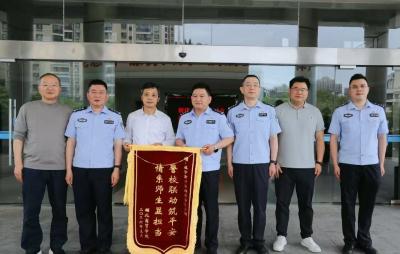 咸安公安：锦旗传谢意 警校筑平安