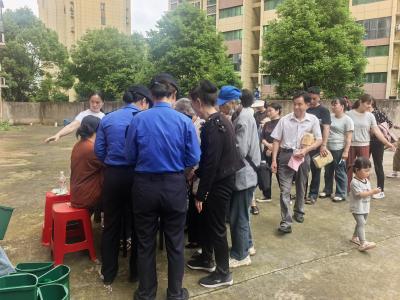 咸安开展“城管进社区”法律知识宣传活动 