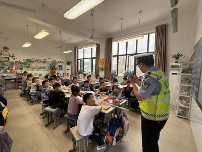 交通安全进校园 守护少年平安路