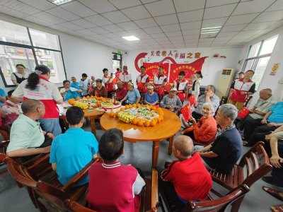 亲手做顿暖心饭 咸安志愿者走进高桥福利院